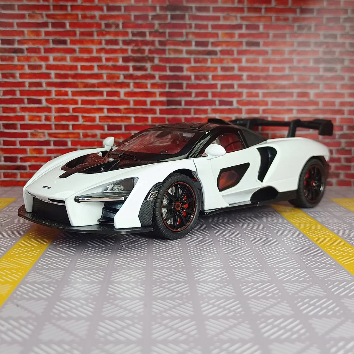 1:24 McLaren Senna